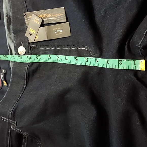 Lee with Flex Motion Capris - Picture 4 of 11